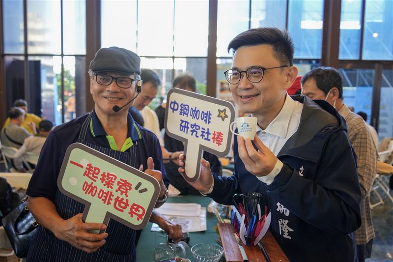 在中鋼廠慶現場，賴瑞隆獲得基層勞工致贈咖啡杯為他加油打氣。（圖／賴瑞隆辦公室提供）