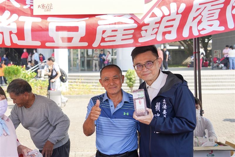 賴瑞隆今（13）日上午出席大寮紅豆花田與鄉親面對面對話交流。（圖／賴瑞隆辦公室提供）