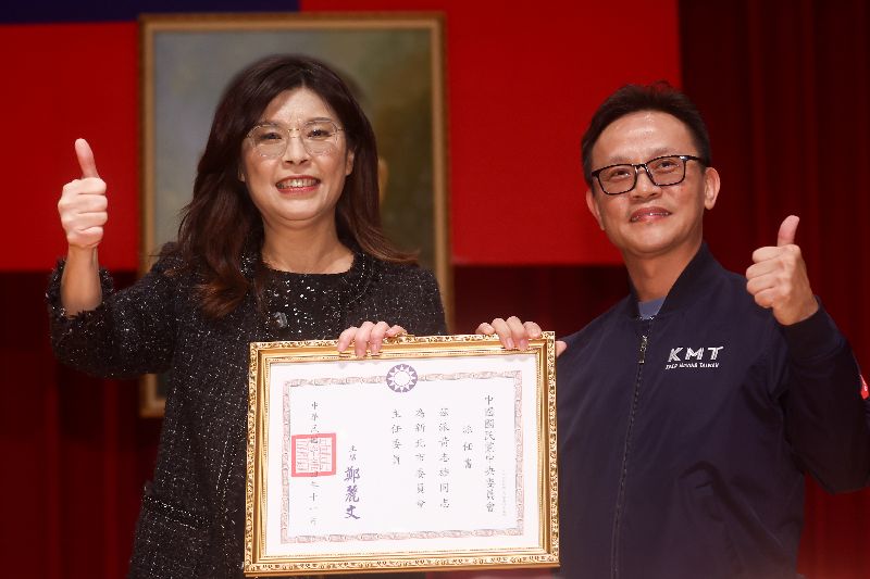 國民黨日前在三重綜合體育館舉行新北市黨部主委布達典禮暨建黨131週年黨慶，黨主席鄭麗文（左）會中頒發派任書給新北市黨部主委黃志雄（右）