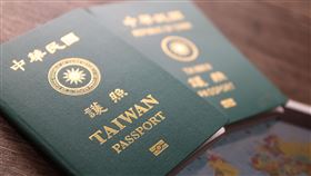 全球119國護照排行　台灣位居第72NOMAD護照指數針對199國家護照進行排名，除根據免簽證旅遊選項，還考量國際稅法、全球觀感、雙重國籍和個人自由等指標；最新排名顯示，最值得擁有的是阿拉伯聯合大公國護照，台灣護照（圖）則排名72。中央社記者吳家昇攝  112年3月5日