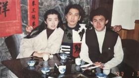 齊秦（中）和王祖賢（左）1993年時到成都的舊照。（翻攝小紅書）