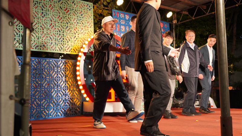 倪子鈞上台踢正步。(圖/金星文創提供)