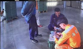 海巡尖山安檢所拆驗包裹發現20萬　遏止網路詐騙
2025/12/12 20:15（12/12 23:11 更新）
海巡署金馬澎分署第七岸巡隊尖山安檢所12日進行物流貨物拆驗勤務時，發現包裹內夾藏新台幣20萬元現金，安檢人員通報警方到場，經查是網路黃金投資詐騙案。（第七岸巡隊提供）