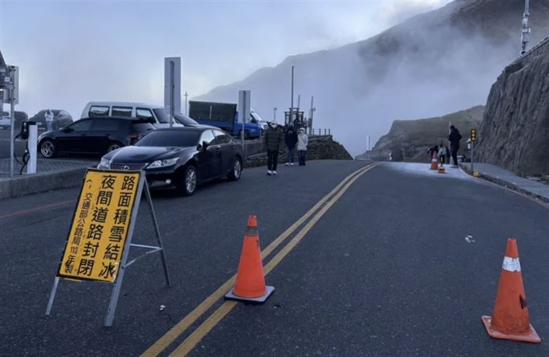 台14甲線18K至41.5K受冷氣團與水氣影響,出現固態降水及局部結冰機率高,將實施預警性封閉措施。(圖/翻攝畫面)