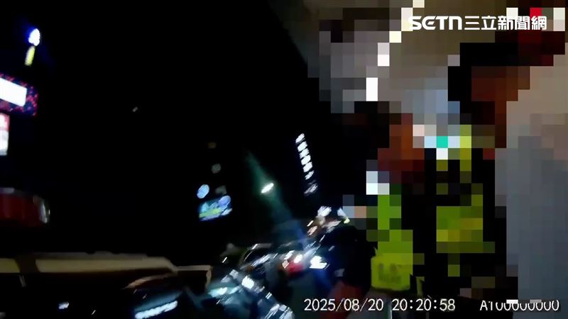 北市吳男闖入欣欣秀泰影城白看電影遭帶回派出所。（圖／翻攝畫面）