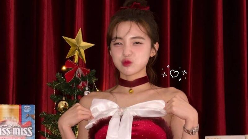 李多慧化身聖誕女郎　一抬腳辣洩纖細腿根