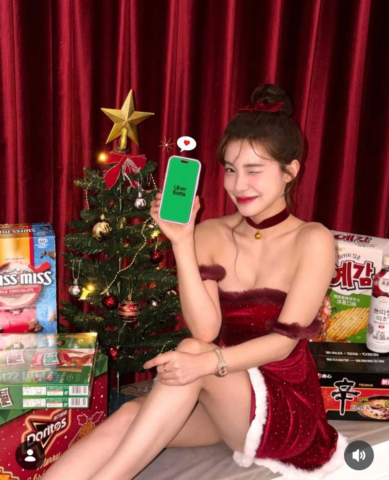 李多慧抬腳辣洩腿根。（圖／翻攝自IG）