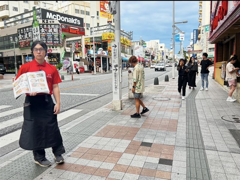 目前沖繩天氣跟台灣差不多,國際通等商圈也還能看到穿短袖的民眾。(圖/K小姐提供)
