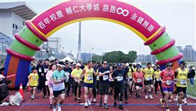 輔大校慶路跑　校長藍易振領軍輔仁大學百年校慶園遊會13日舉行，校長藍易振（前左3藍衣服編號1001跑者）帶領師生參與「輔仁大學城路跑∞永續無限校園路跑」的校慶活動，結合「永續無限」主題，由藍易振鳴槍後領跑。（輔仁大學提供）中央社記者黃旭昇新北傳真  114年12月13日