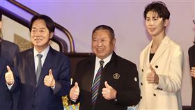 林郁婷30歲生日開心與賴總統合照總統賴清德（左4）13日在台北出席114年宏道獎頒獎典禮，與中華奧會主席林鴻道（右4）、運動部長李洋（左3）、奧運選手林郁婷（右3）、郭婞淳（左2）、黃筱雯（右2）、李孟遠（左）、王冠閎（右1）合影，林郁婷不僅擔任宏道獎頒獎典禮主持人，更迎來30歲生日，她許願想與總統賴清德合照，所幸靠著中華奧會主席林鴻道「助攻」如願完成。中央社記者張皓安攝 114年12月13日