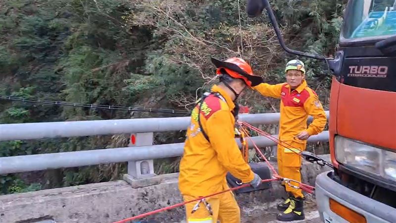 新/84歲婦墜10樓高溪谷 送醫仍不治