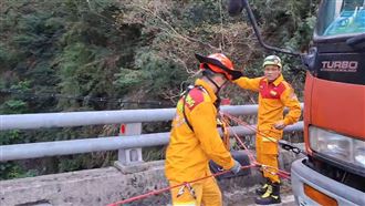 新／84歲婦墜10樓高溪谷　送醫仍不治