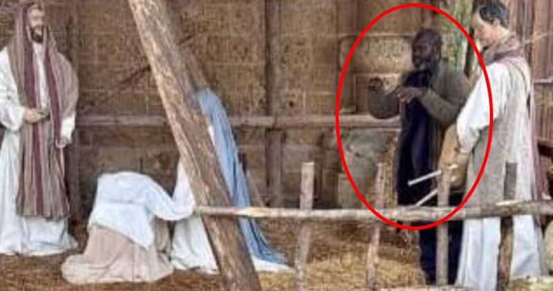 義大利一名通緝犯躲在耶穌降生的聖誕布景。（圖／翻攝自臉書）