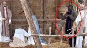 義大利一名通緝犯躲在耶穌降生的聖誕布景。（圖／翻攝自臉書）