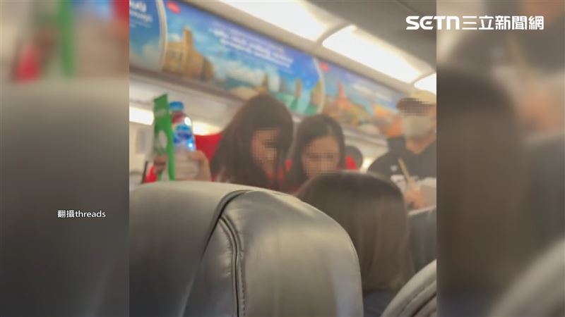 行動電源疑似爆炸,機上冒出白煙,空服人員不斷澆水