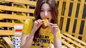 《MilkyShop 焦糖奶油夾心餅》代言人裴智妍。（圖／豆府提供） 