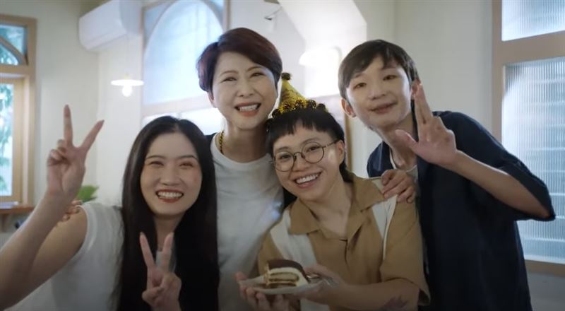 陳亭妃（後左）與年輕世代互動，也反思「我們能為他們些什麼」。（圖／翻攝自陳亭妃臉書）