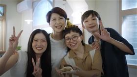 陳亭妃（後左）與年輕世代互動，也反思「我們能為他們些什麼」。（圖／翻攝自陳亭妃臉書）