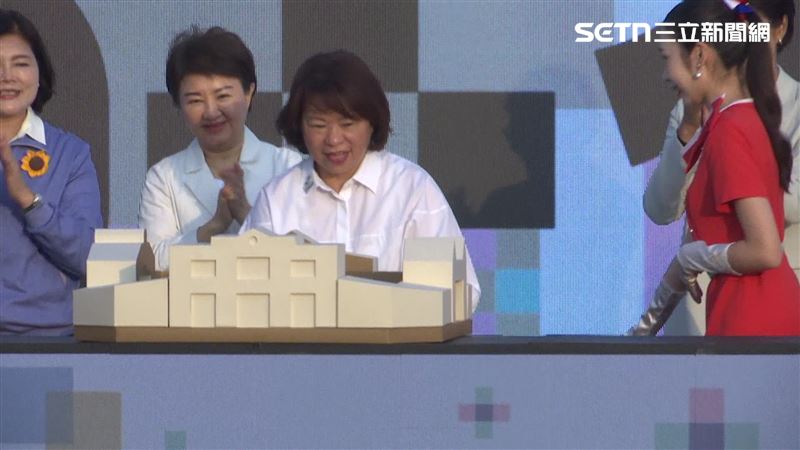 黃敏惠在啟動台上放上最後一塊木建築模型拼圖，宣布320+1嘉義市城市博覽會正式開幕