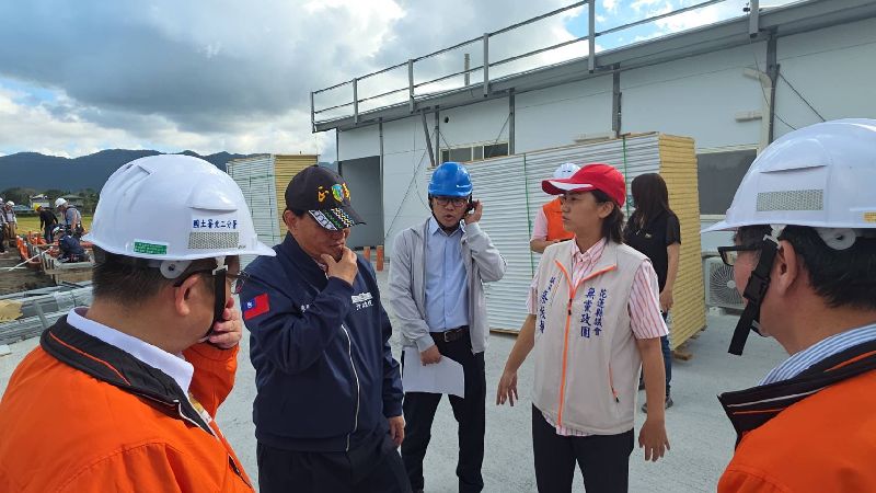 行政院政務委員季連成（左2）13日到花蓮關心光復鄉中繼屋興建狀況，他受訪時表示，2處中繼屋目前進度皆達9成，預計12月底完工