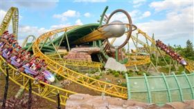 美國環球影城日前傳出一名男子搭乘園區人氣雲霄飛車時，疑因安全桿未能完全固定，在高速行進過程中身體失衡，多次撞擊最終傷重不治。（圖／翻攝自Universal官網、X）