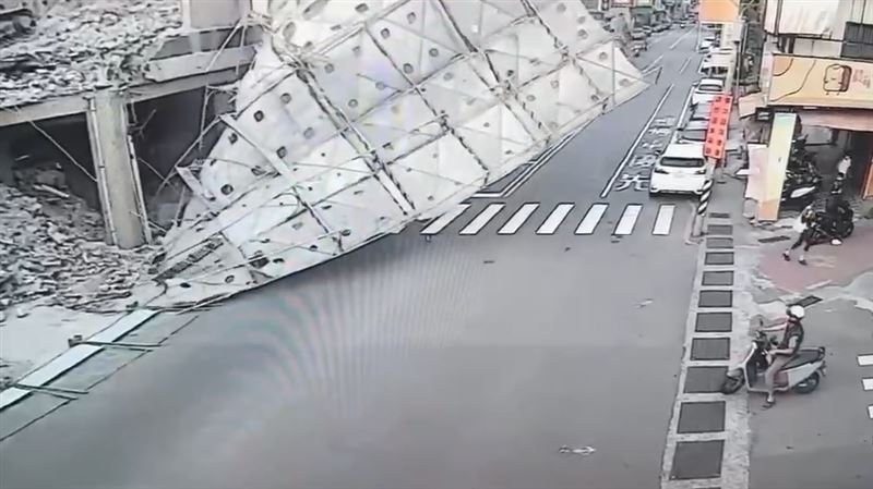 差點絕命！鷹架吹垮...2路人直衝逃命