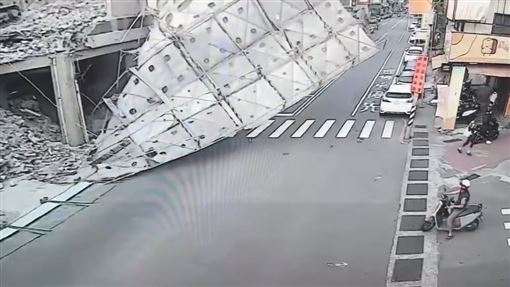 差點絕命！鷹架吹垮...2路人直衝逃命