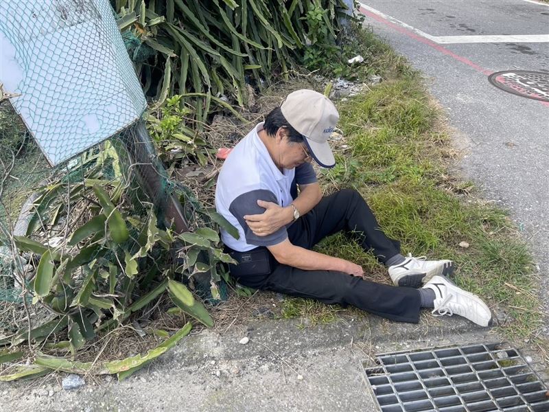 全國公務人員協會前理事長李來希,13日騎腳踏車時緊急停車自摔,右肩膀骨折脫臼。(圖/翻攝自李來希臉書)