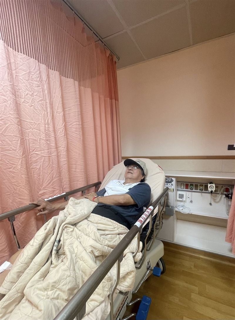 骨折的李來希送醫,經過全身麻醉、手術後,右肩骨頭已復原歸位。(圖/翻攝自李來希臉書)