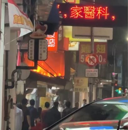 「李記麵粉煎」二樓火勢猛烈,不少民眾駐足圍觀。(圖/翻攝threads@enchen_11_12)