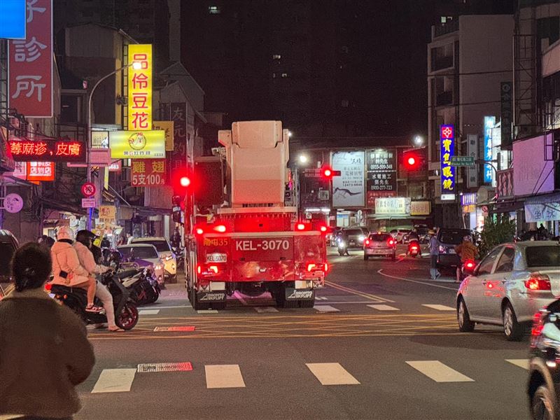 台中市消防局出動 8 車 19 人前往救火。不過火勢已先被員警撲滅。(圖/翻攝threads@enchen_11_12)