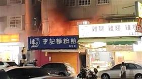 「李記麵粉煎」南屯店發生火災，一旁的南屯派出所員警帶滅火器壓制火勢。（民眾提供）