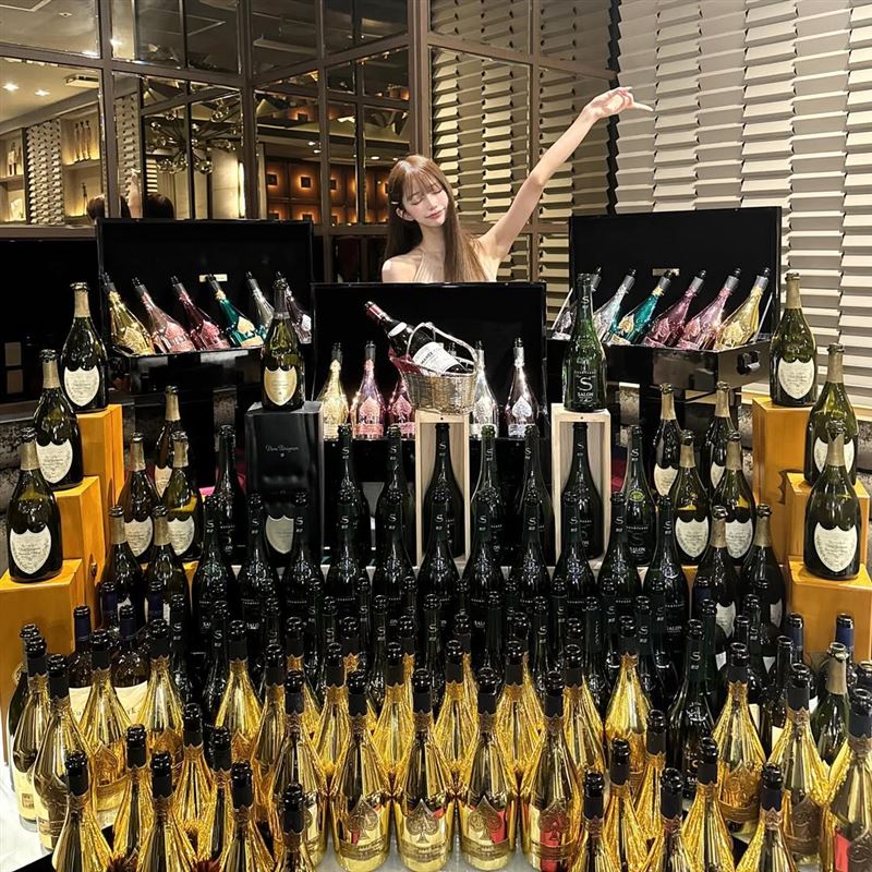 飛鳥日前慶生整個超貴香檳塔堆積如山(圖/翻攝自IG @ashukachan_)