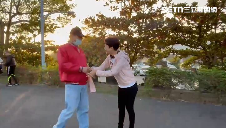 民進黨台南市長初選倒數，陳亭妃清晨出席健走。（圖／翻攝畫面）