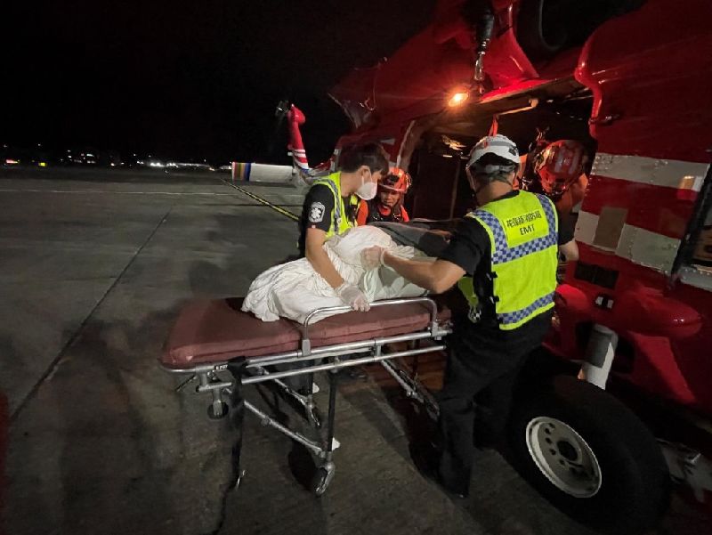 巴拿馬籍麗星郵輪旗下探索星號（Star Navigator）13日有台籍旅客在浴室跌倒失去意識，空勤總隊花蓮駐地勤務第一大隊第三隊獲報立即派遣黑鷹直升機出動，成功將傷者吊掛送回花蓮機場，後續送醫。（空勤總隊提供）