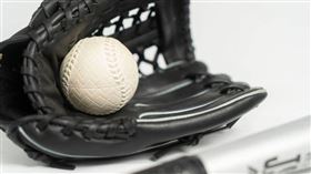 詐騙帳號以「全場棒球手套1折」為誘因行騙，被害人發文示警後反遭囂張嗆聲。（圖／示意圖，photoAC）