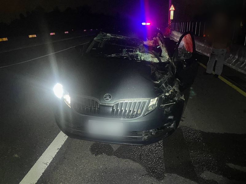 自小客側邊全毀，駕駛臉部挫傷。（圖／翻攝記者爆料網）