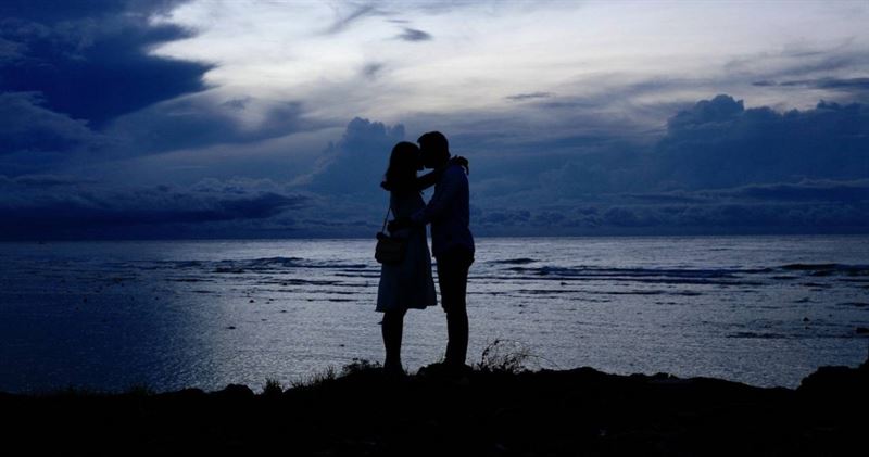 23歲男吻別探監女友後暴斃，警揭她舌頭下藏毒。（示意圖非當事人／Pixabay）