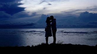 23歲男吻別探監女友後暴斃，警揭她舌頭下藏毒。（示意圖非當事人／Pixabay）