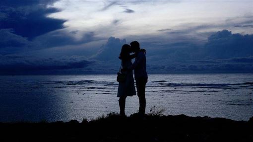 他吻別探監女友後暴斃　舌頭下藏毒真相曝