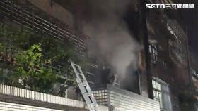 新北市新莊區建中街某棟公寓今（14）日清晨驚傳火警。（圖／翻攝畫面）