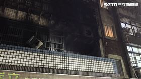 新北市新莊區建中街某棟公寓今（14）日清晨驚傳火警。（圖／翻攝畫面）