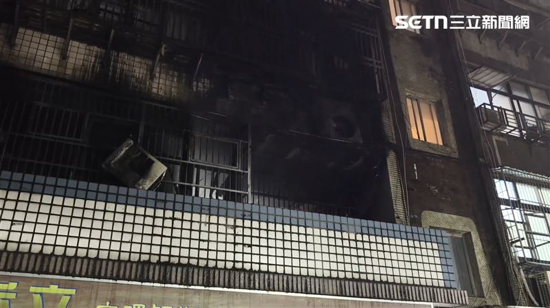 新北市新莊區建中街某棟公寓今(14)日清晨驚傳火警。(圖/翻攝畫面)