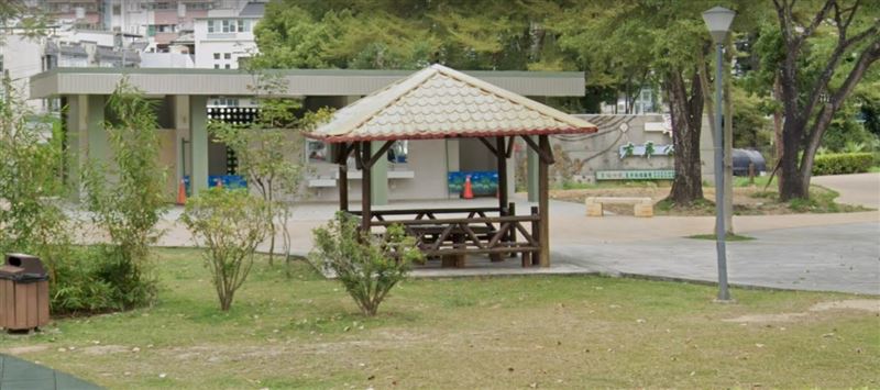 有民眾於13日在左岸公園發現一名婦人倒臥廁所,疑死亡多時。(圖/翻攝自Google地圖)