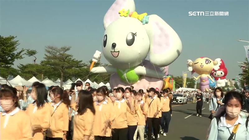高雄大氣球遊行登場 21顆空飄氣球超壯觀