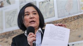 助理工會拜會陳玉珍協商共識（2）國民黨立委陳玉珍（圖）提出助理費除罪化修法，引發討論。立法院國會助理工會12日拜會陳玉珍。會後陳玉珍受訪，手中拿著協商後簽署的3點共識，承諾以修正動議方式整合助理工會所提之修法版本。中央社記者裴禛攝　114年12月12日