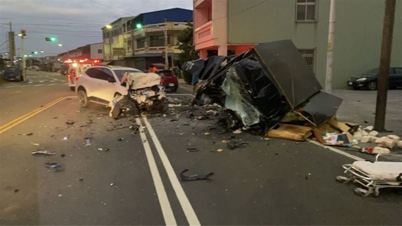 轎車及小貨車猛力對撞，導致小貨車頭與車身分離，且波及另輛轎車。（圖／翻攝畫面）