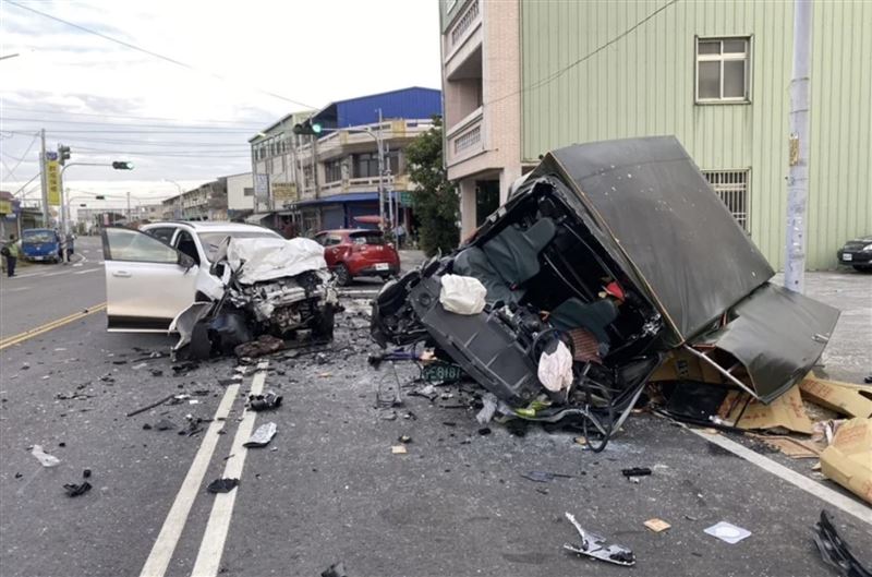 雲林斗南發生重大車禍,休旅車過彎失控對撞小貨車,害小貨車內2人慘死。(圖/翻攝畫面)