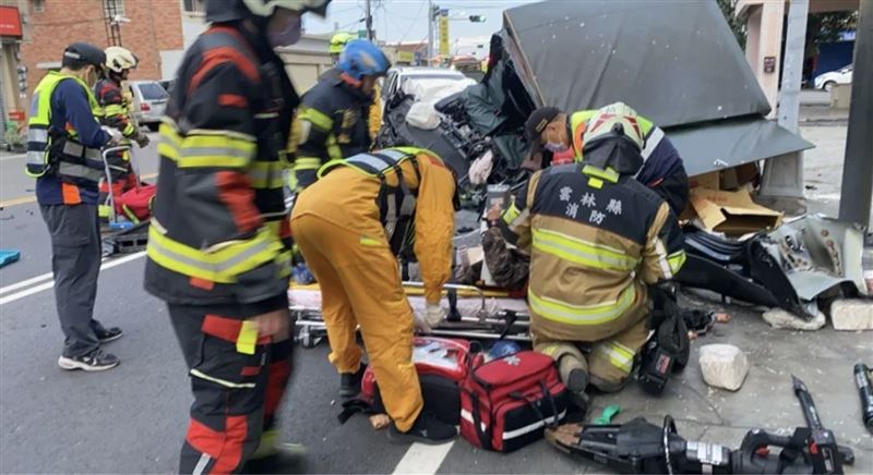 警消人員立即將4人救出後立即送醫搶救。（圖／翻攝畫面）