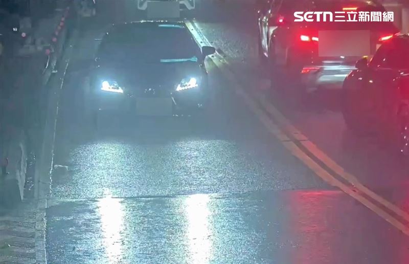 北市陳男從基隆高架橋下敦化南路匝道時撞倒12歲女學生。(圖/翻攝畫面)